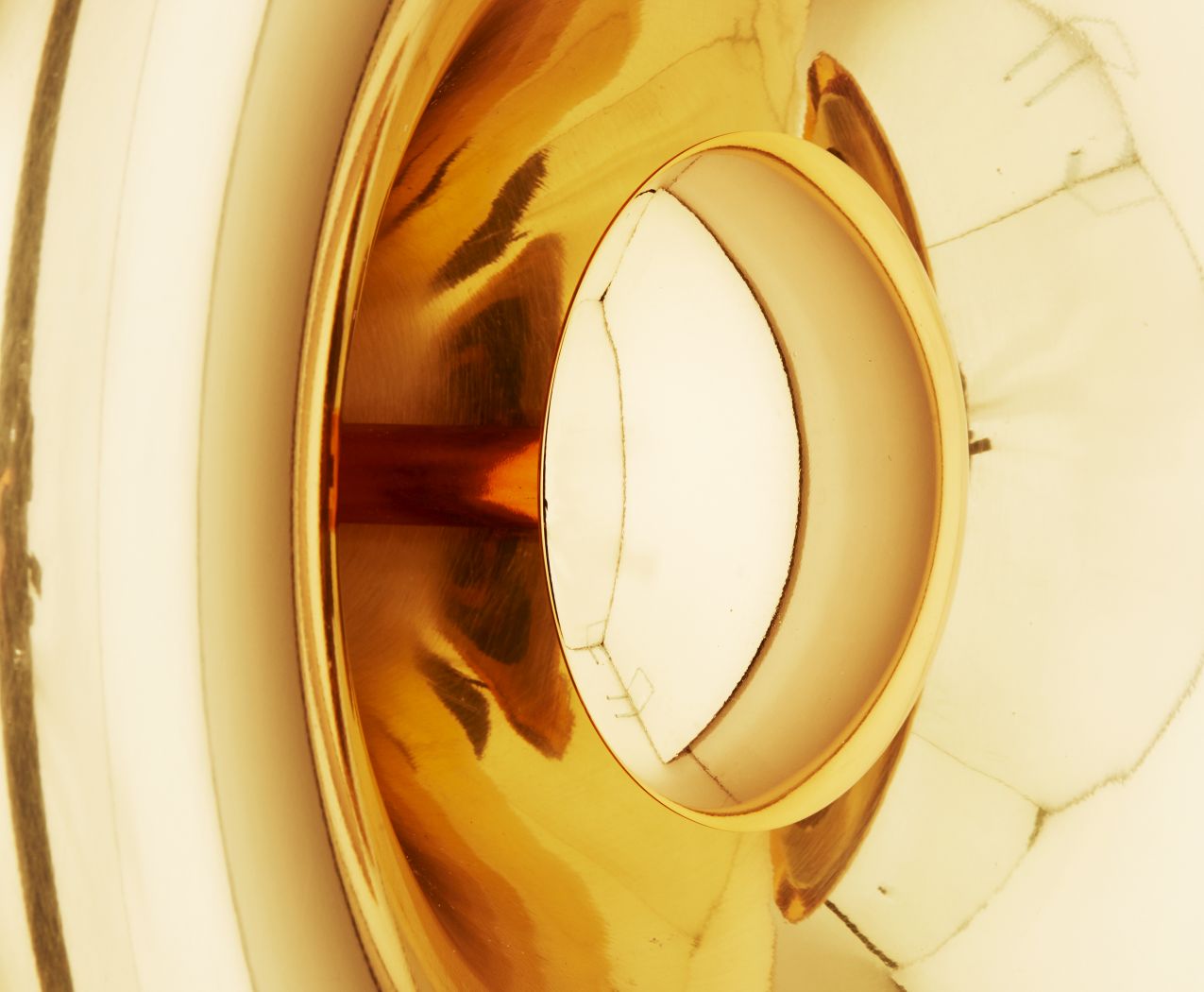 Detailaufnahme der goldenen Void Surface LED-Wandleuchte von Tom Dixon, modernes Design für stilvolle Innenbeleuchtung.