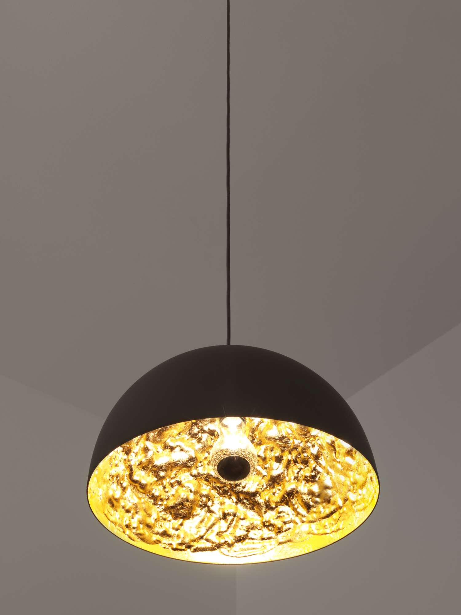 Nahaufnahme der Stchu-Moon 02 Hängeleuchte von Catellani & Smith mit goldener Innenseite.