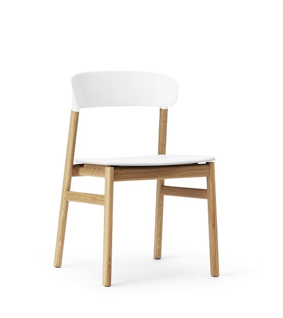 Herit Chair Stuhl von Normann Copenhagen: Weißer Stuhl mit Holzgestell, modernes Design.