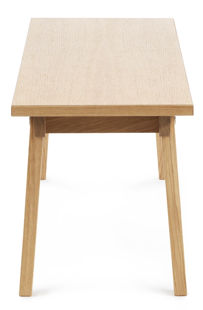 Slice Bench Bank von Normann Copenhagen aus Eichenholz, Frontalansicht. Moderne Sitzbank für Esszimmer.