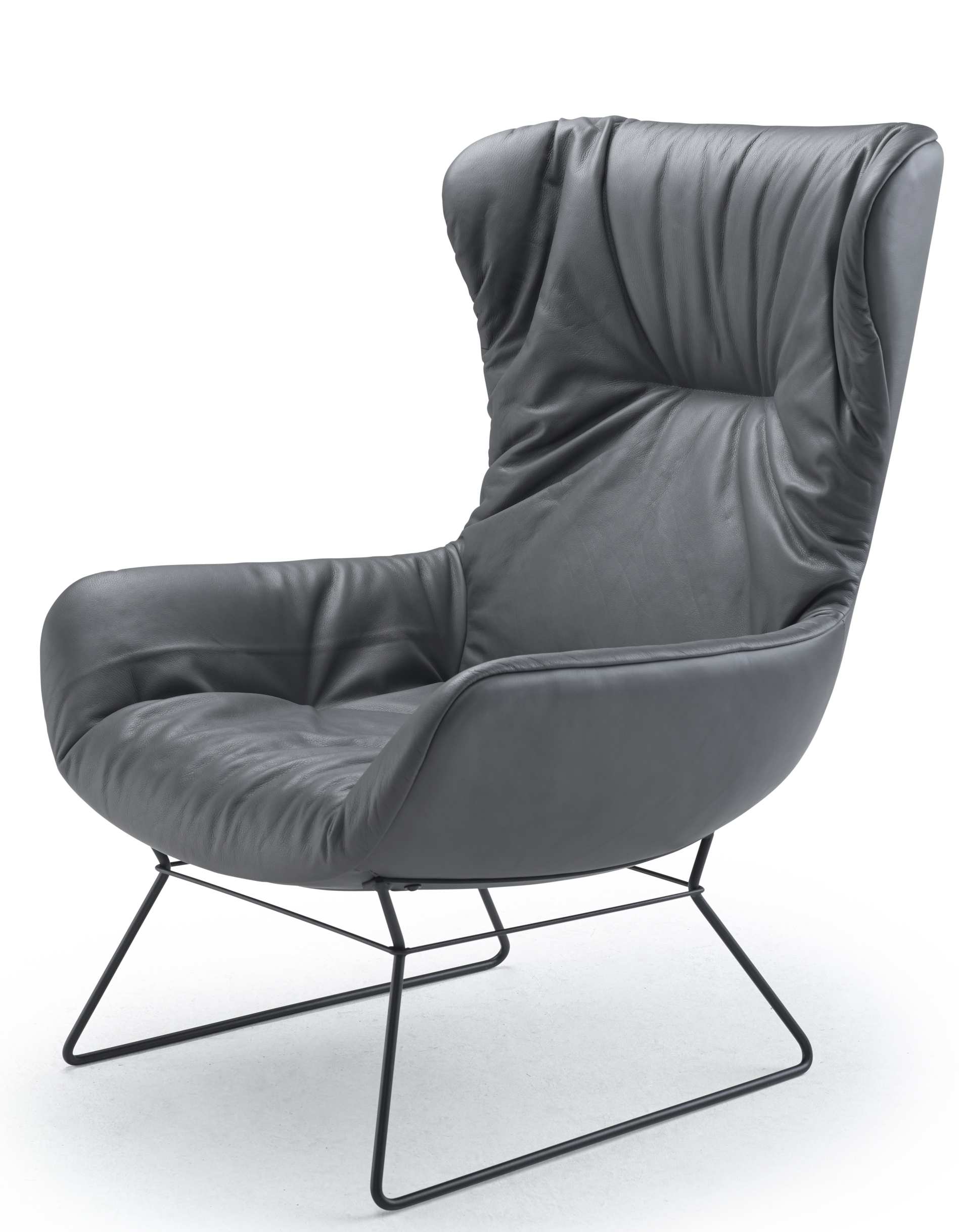 Grauer Leya Ohrensessel von Freifrau Manufaktur mit schwarzem Drahtgestell, moderner Sessel für Wohnzimmer und Büro.