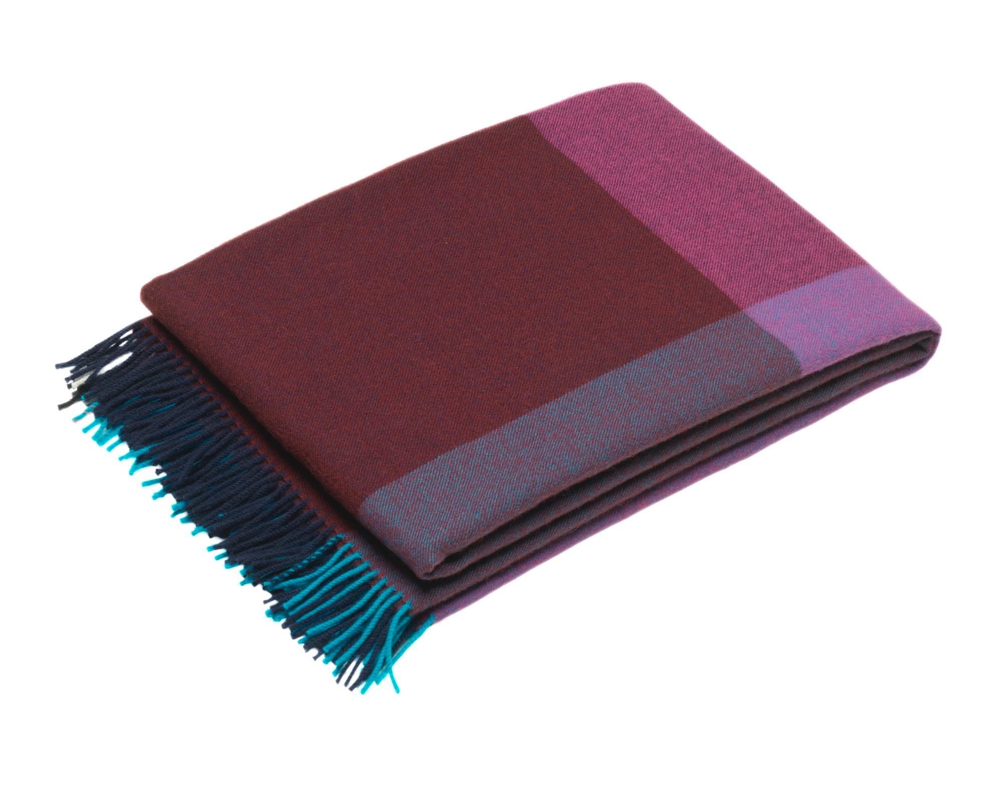 Colour Block Wolldecke in Vitra-Blau und Bordeaux mit Fransen, warm und dekorativ.