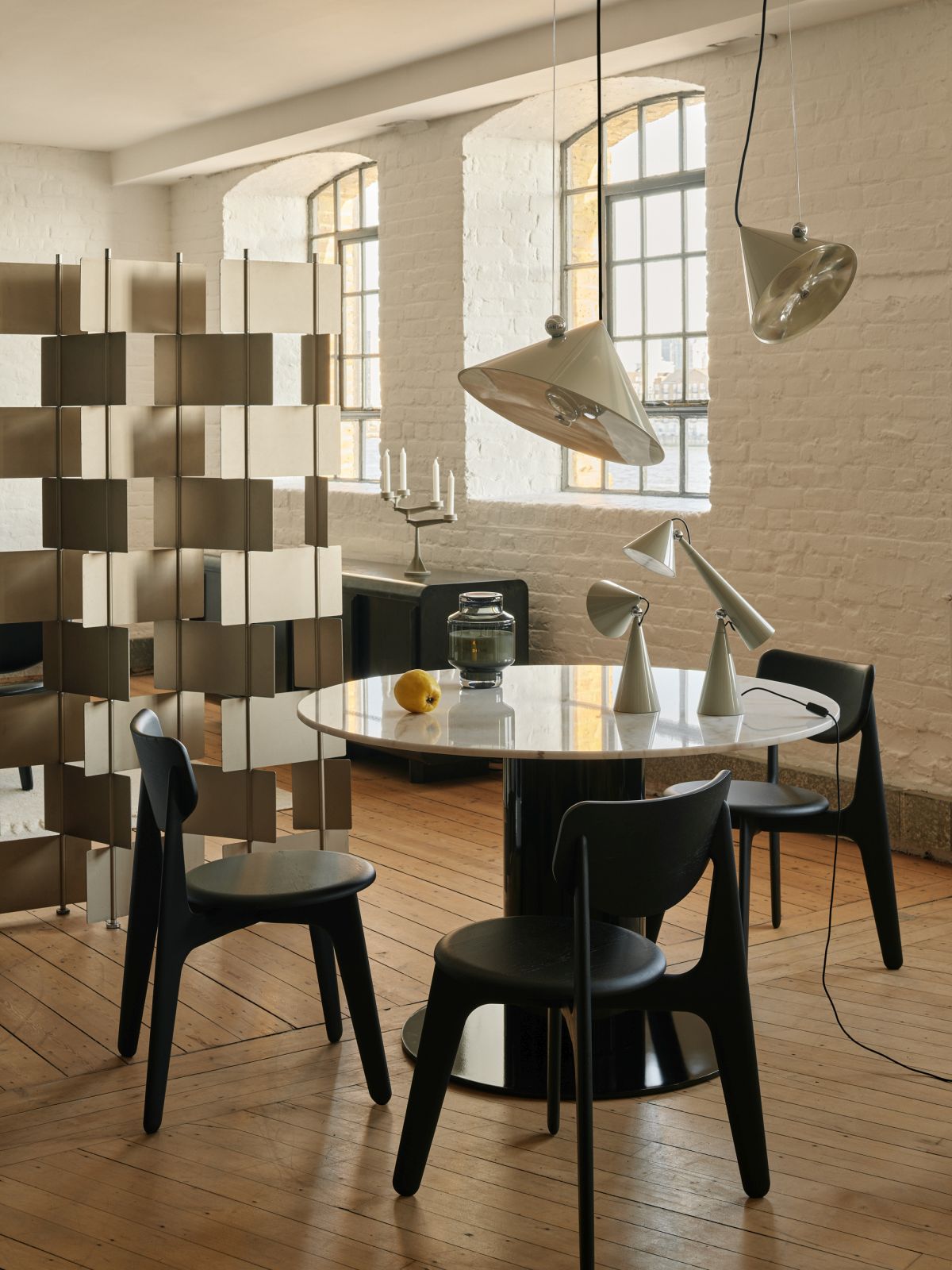 Silberne Pose Task Light LED Tischleuchte von Tom Dixon auf einem runden Tisch im Wohnzimmer.