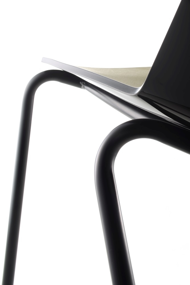 Detailaufnahme AÏKU Stuhl von MDF Italia mit schwarzen Metallbeinen und Sitzfläche. Designstuhl für Esszimmer und Büro.