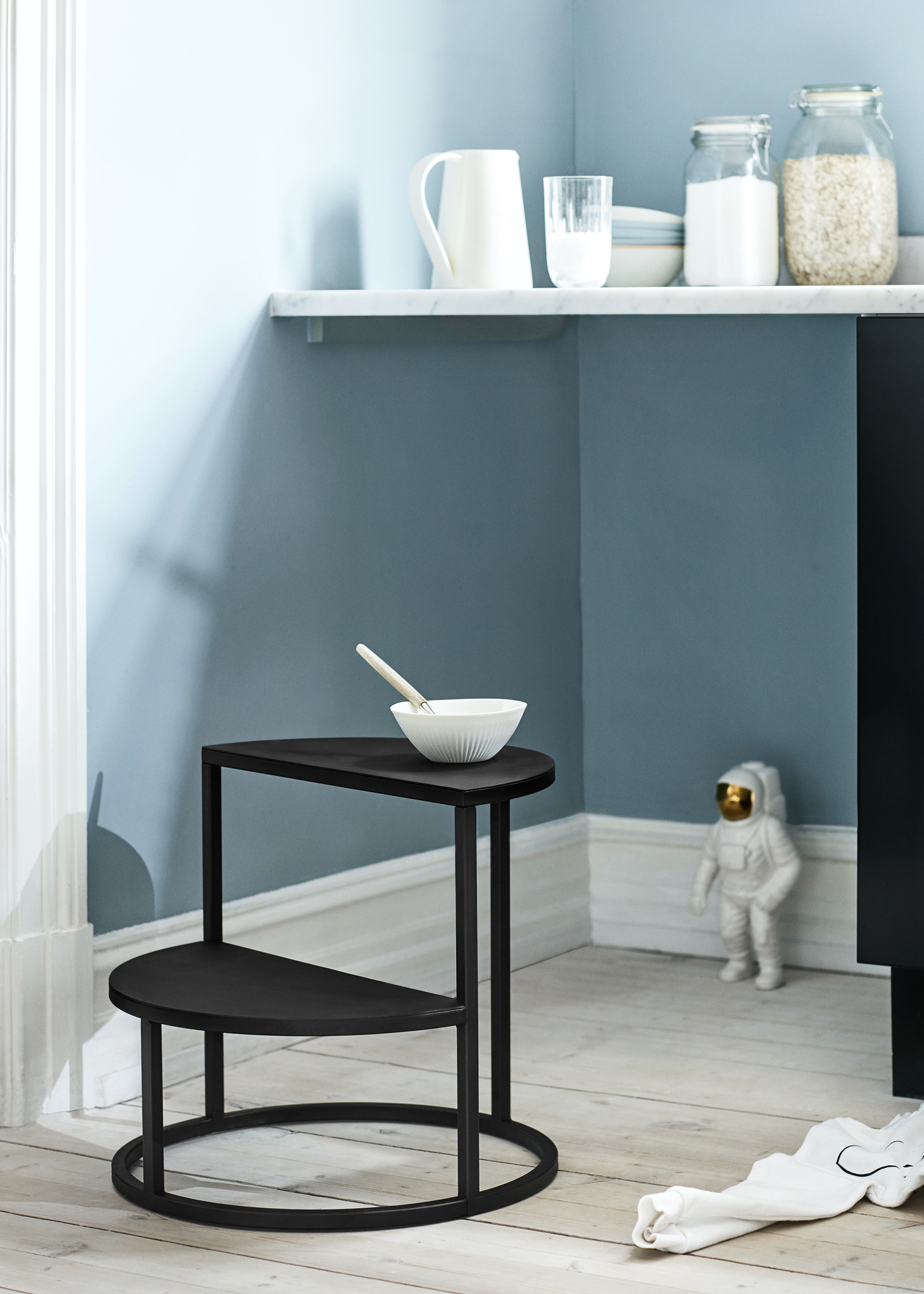 Schwarzer Dais Stufenhocker mit zwei Stufen, ideal als Tritthocker oder Beistelltisch.