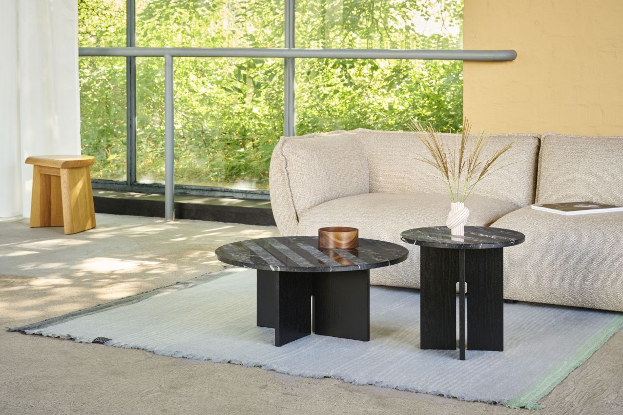 Sediment Coffee Table Nero Marquina Favius: Runde Couchtische aus Marmor in modernem Wohnzimmer.