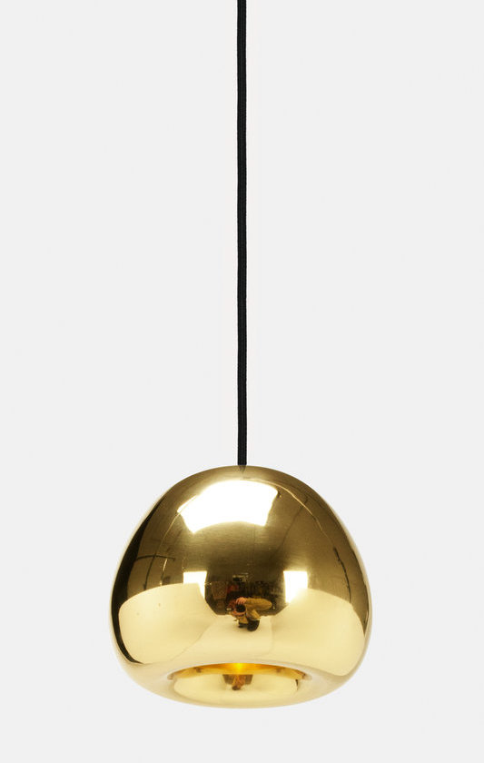Nahaufnahme der goldenen Tom Dixon Void Mini LED Pendelleuchte mit schwarzem Kabel.