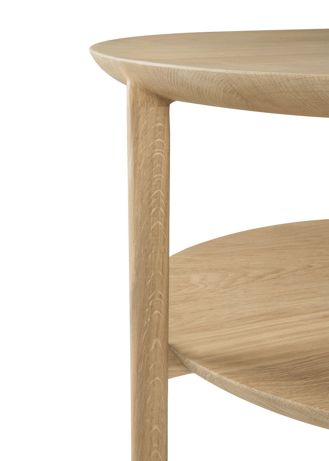 Detailaufnahme des Ethnicraft Bok Couchtischs aus Eiche mit Ablage, Fokus auf Holzstruktur.