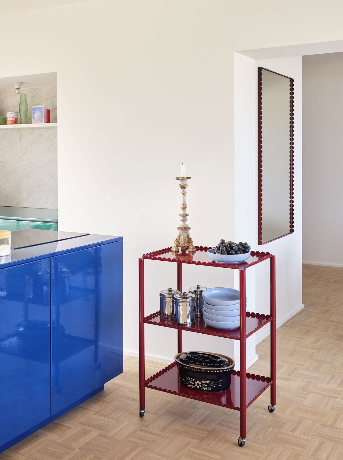 Rechteckiger Arcs Mirror Spiegel von Hay mit burgunderrotem Rahmen hängt an einer weißen Wand.