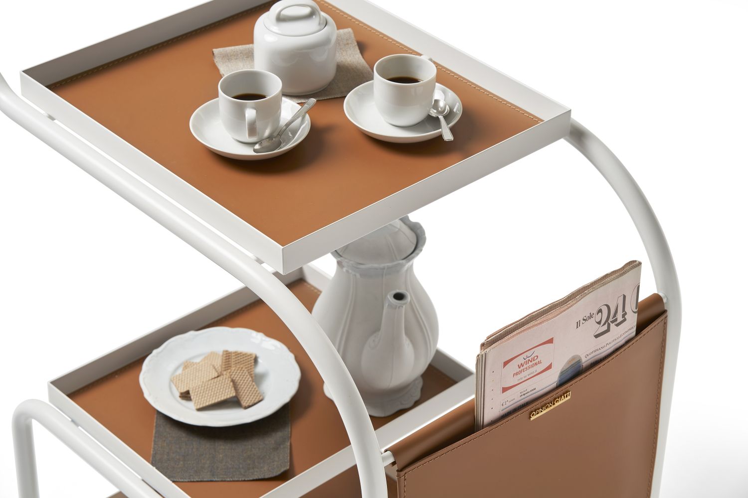 Zenzero Servierwagen von Opinion Ciatti mit Geschirr, Kaffeetassen und Zeitungen, modernes Möbeldesign.