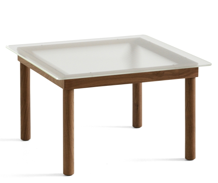 Kofi Couchtisch von Hay, 60x60 cm, mit Walnussgestell und geriffelter Glasplatte.