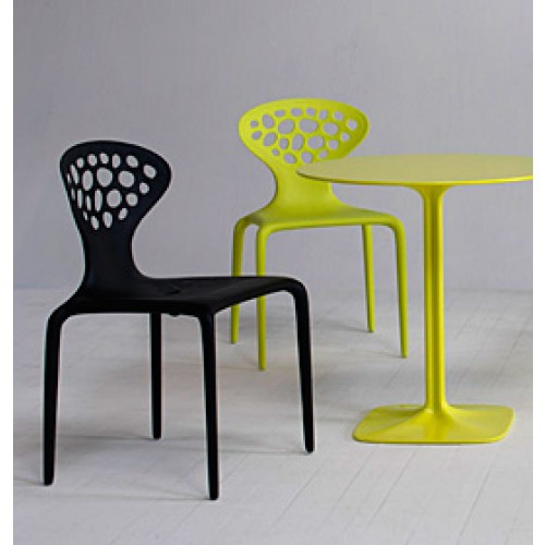 Schwarzer und grüner Stuhl Supernatural Sedia von Moroso mit Löchern im Rücken, modernes Design.