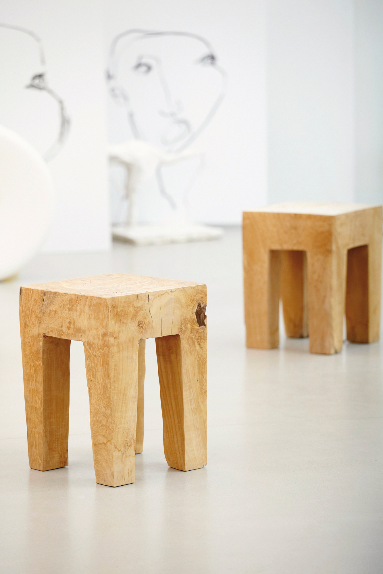 Zwei eckige Holzhocker, Jan Kurtz Java Hocker, aus massivem Teakholz im minimalistischen Design.