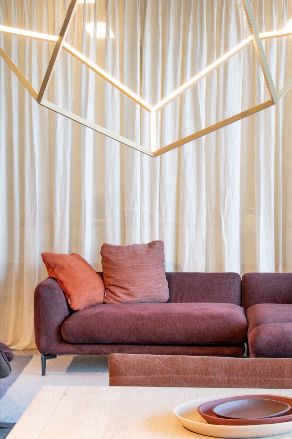 Dodeca Pendelleuchte: Moderne, geometrische Hängeleuchte über Sofa, ideal für stilvolle Wohnräume.