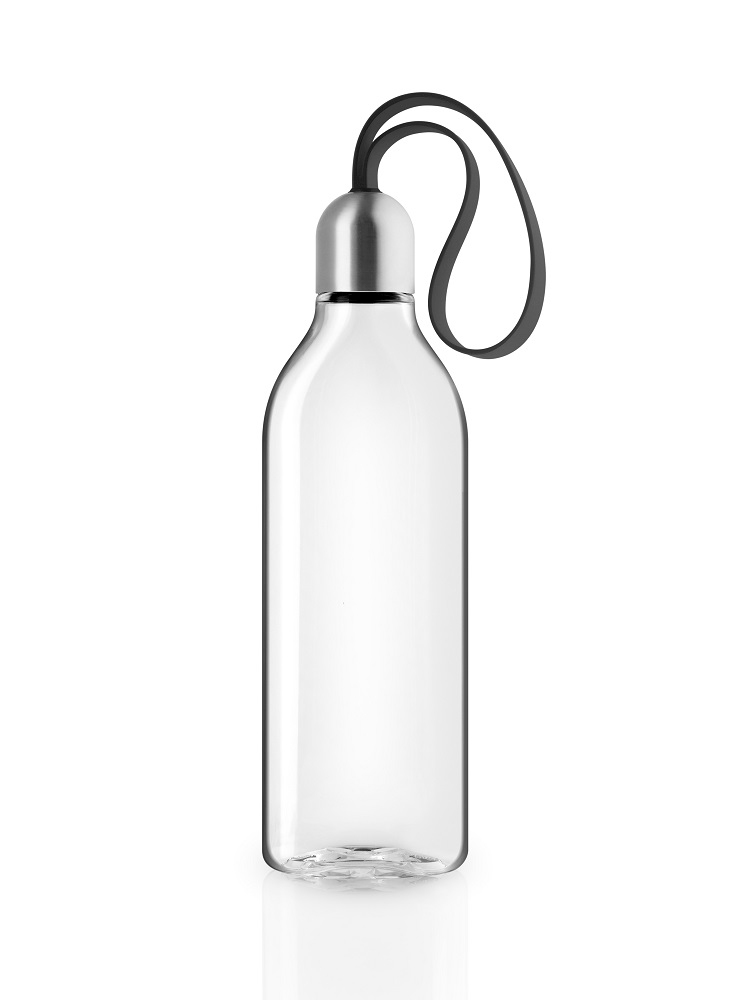 Transparente Eva Solo Trinkflasche 0,5l mit schwarzem Trageband und Edelstahl-Verschluss. Wiederverwendbare Wasserflasche.