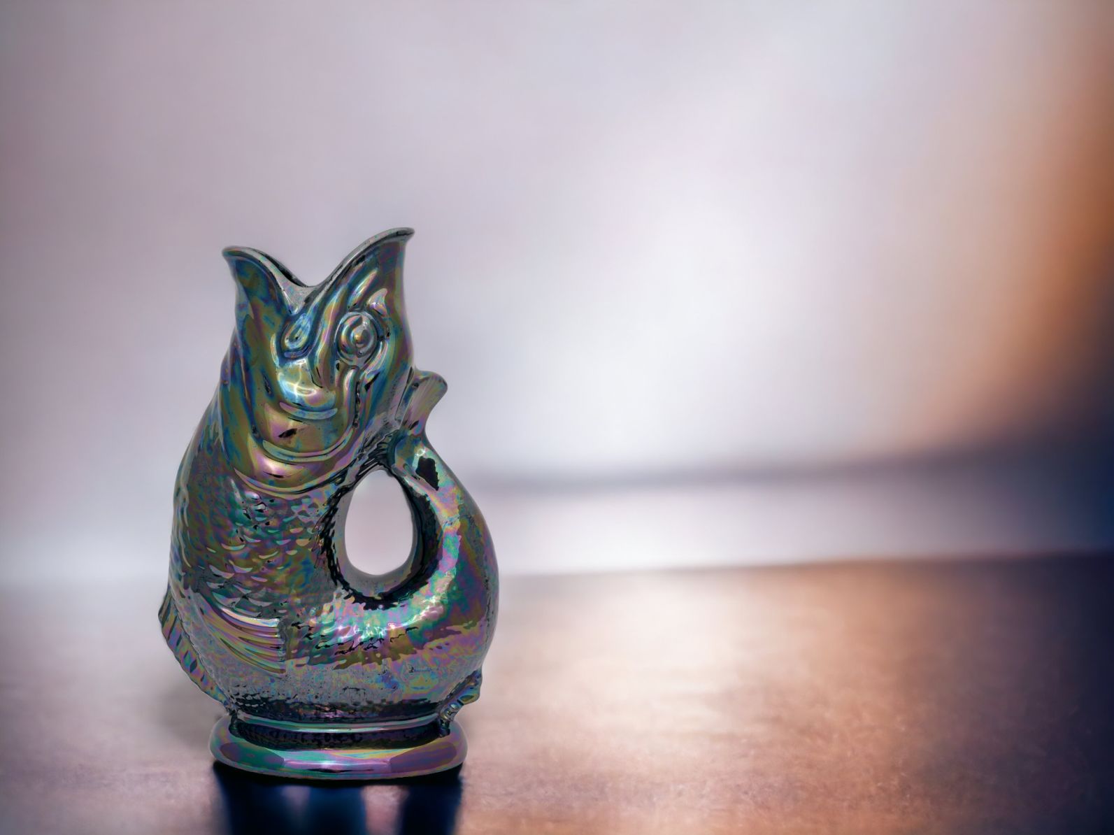 Gluckigluck Karaffe in Fischform, schimmernd, als Wasserkrug oder Dekorationsobjekt geeignet.