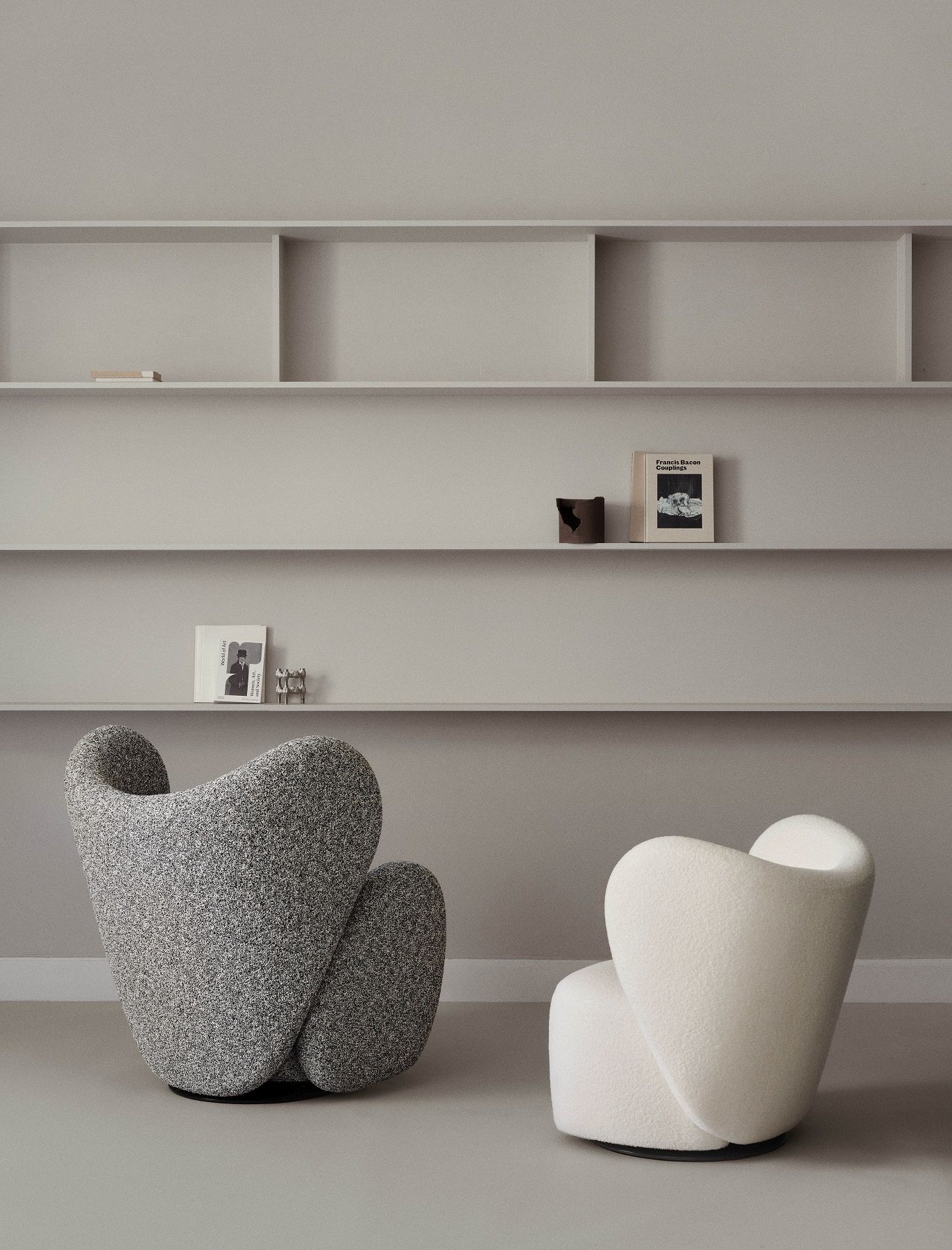 Zwei Big Lounge Chairs von NORR11, ein grauer und ein weißer Sessel.