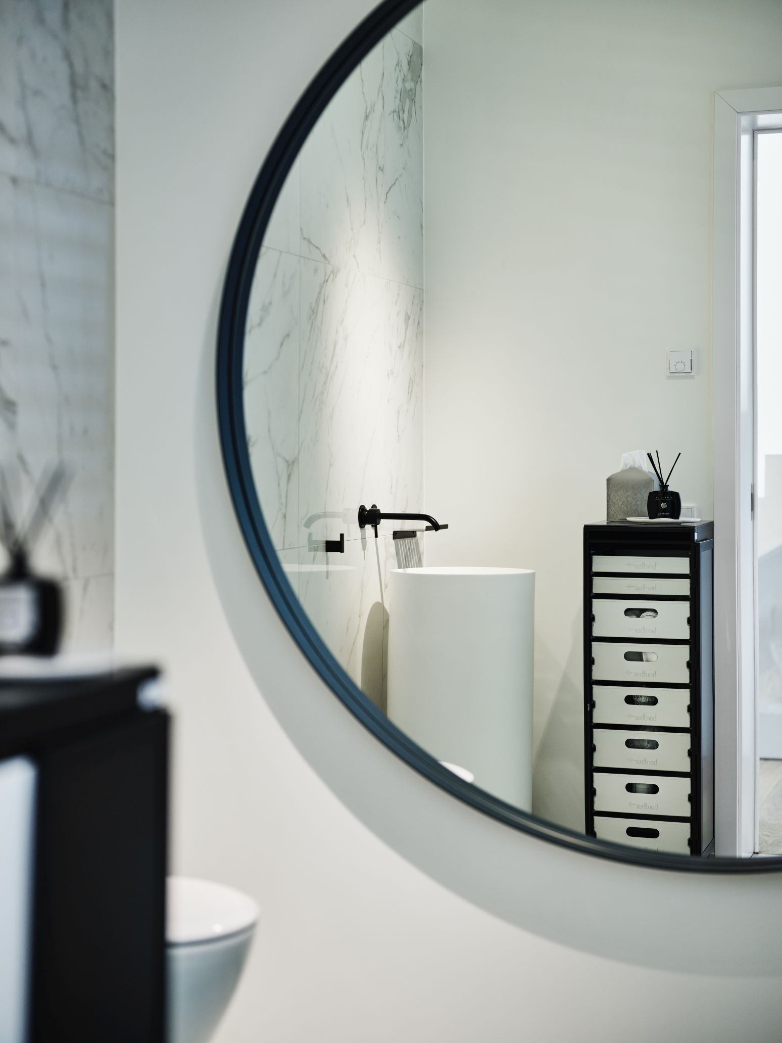 Spiegelbild eines Badezimmers mit Waschtisch, Bordbar Aufbewahrungsmöbel und Zubehör Set für Ordnung.