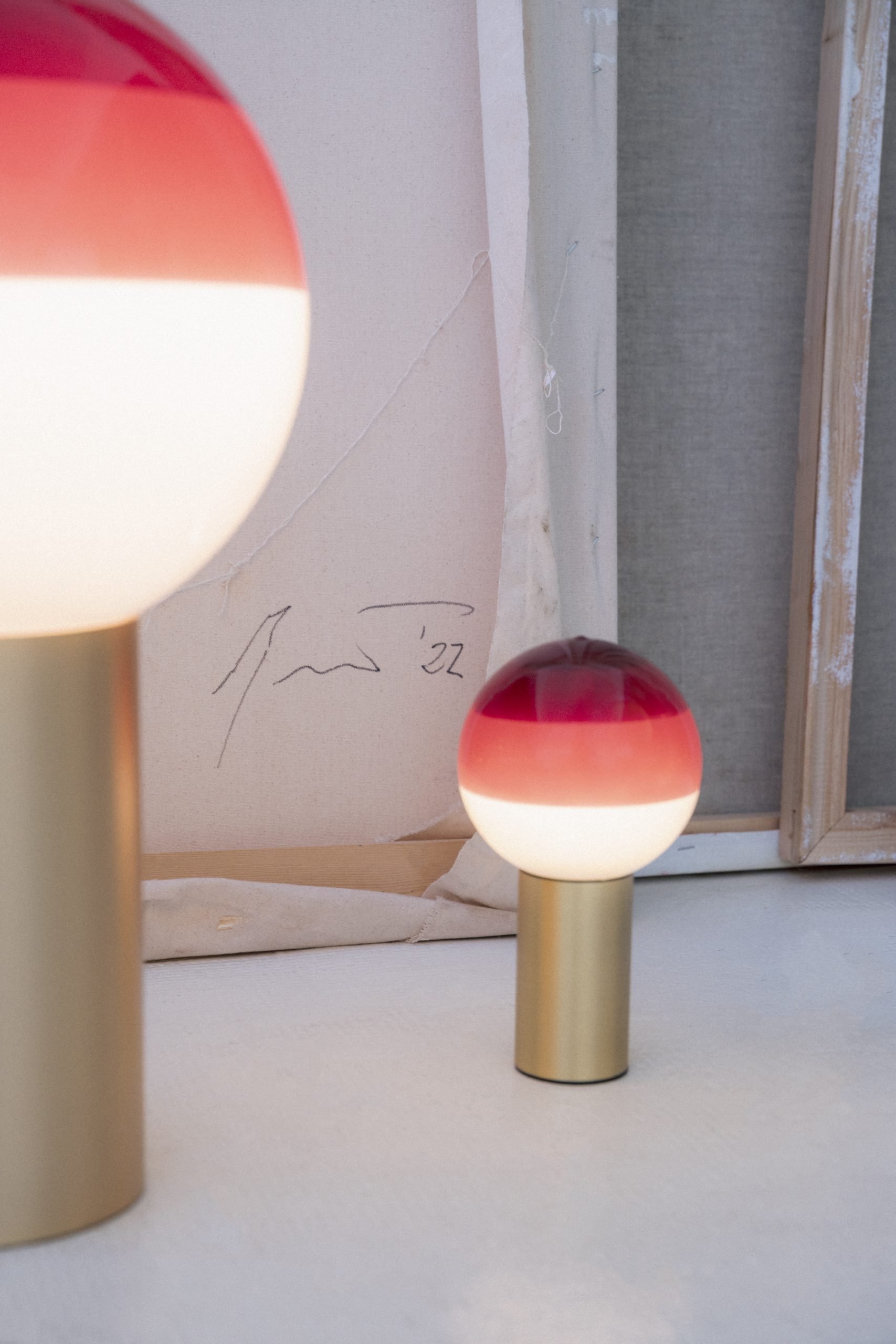 Marset Dipping Light M Tischleuchte mit Farbverlauf und goldenem Fuß, stimmungsvolle Beleuchtung.