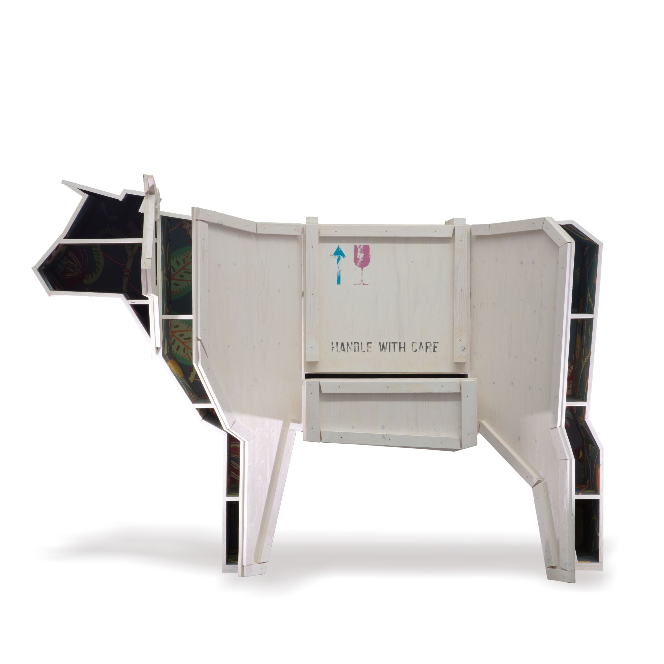 Weißer Seletti "Sending Animals" Kuh-Schrank im Karton-Design mit Schublade und Regalfächern.