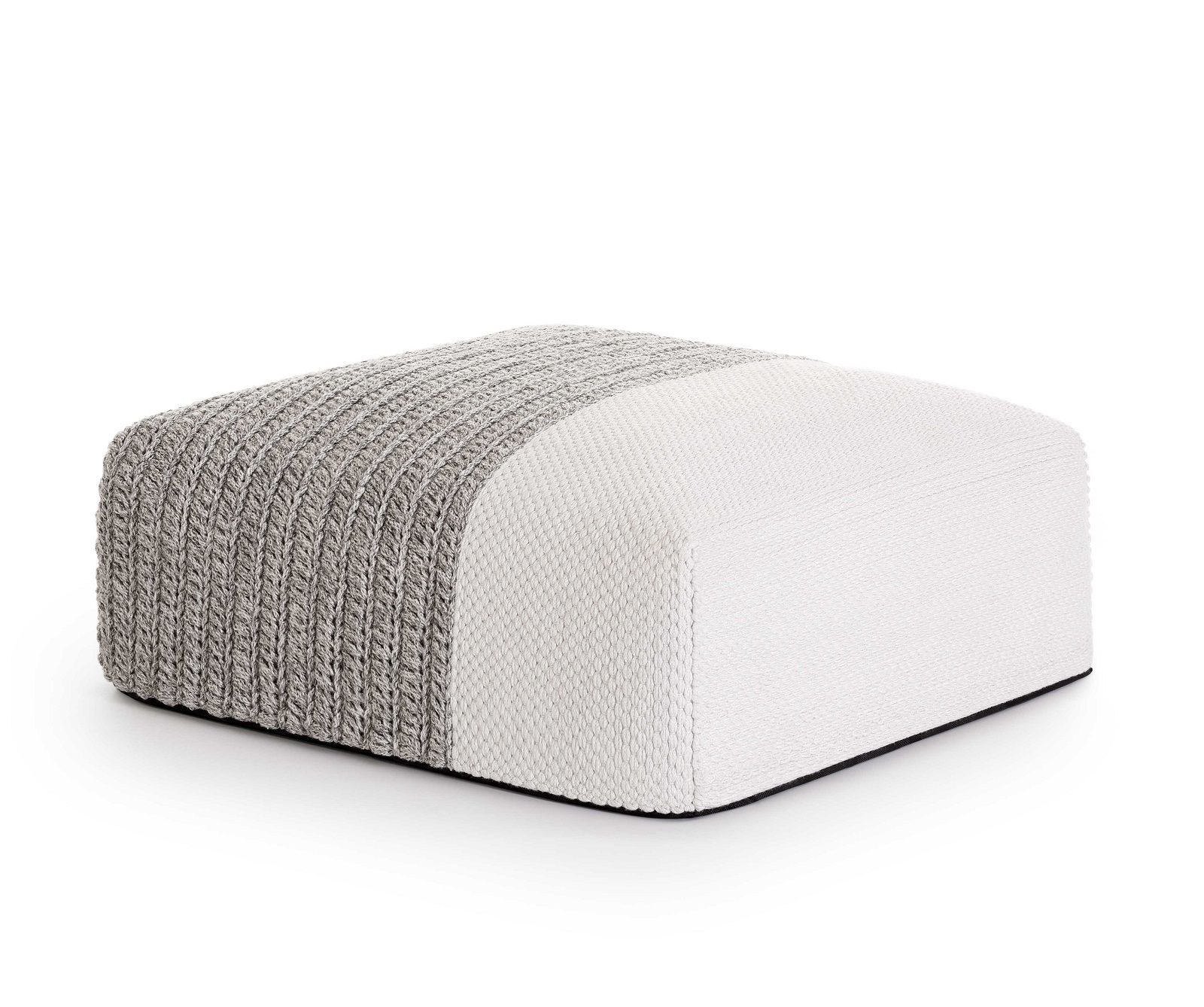 Mangas Outdoor Pouf Hocker von Gan, grau-weißer Strick-Look, ideal für Garten und Terrasse.