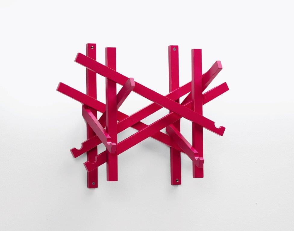 Pinke Nest Wandgarderobe von Karl Andersson & Soener: Moderne Garderobe aus Holz für die Wand.