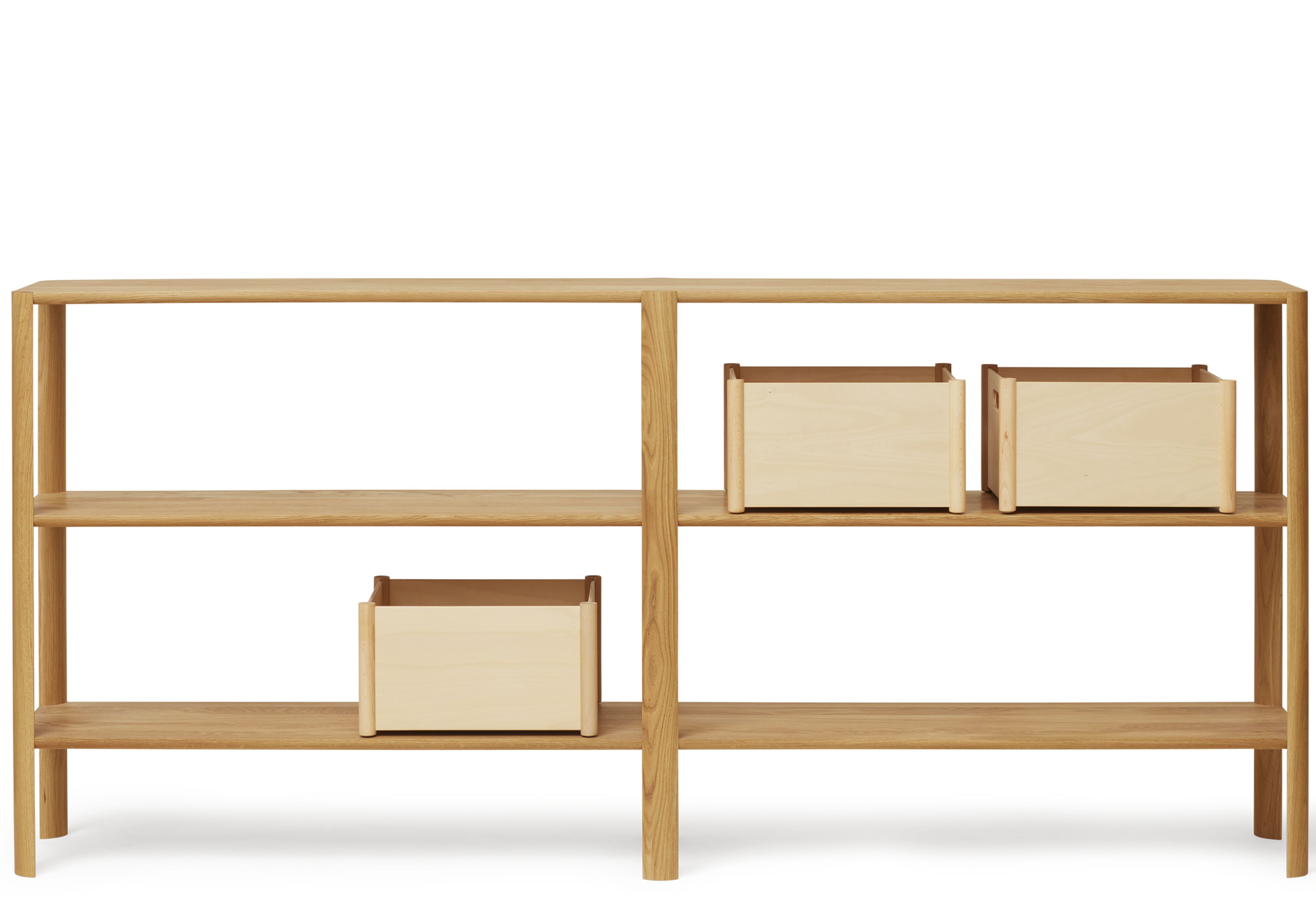 Leaf Regal 2x3 von Form & Refine aus geölter Eiche mit drei Aufbewahrungsboxen.