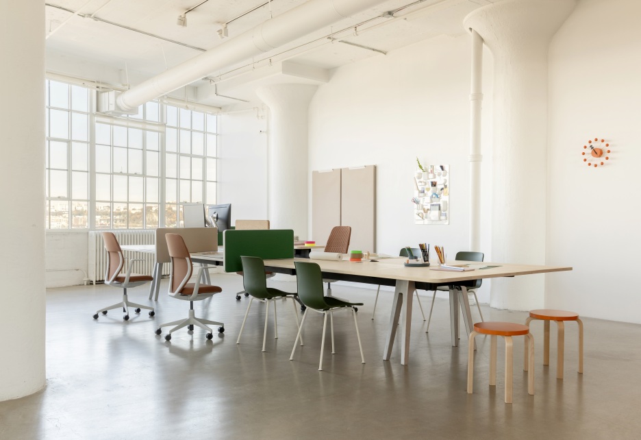 Ball Clock Wanduhr - orange Vitra