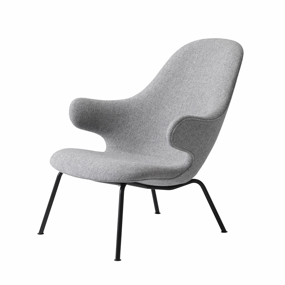 Grauer Catch Lounge Sessel von AndTradition mit schwarzen Beinen, moderner Design Sessel für Wohnzimmer.