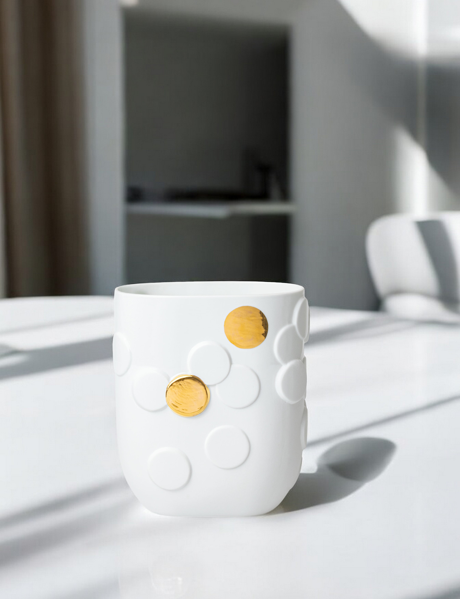 Weiße Vase mit goldenen Punkten und erhabenen Kreisen, moderne Deko für Blumen und Pflanzen.