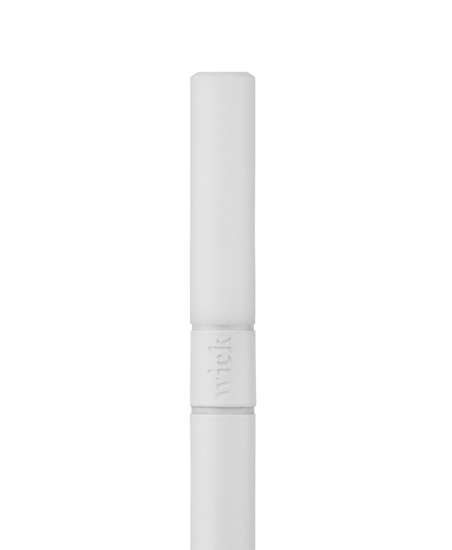 Weiße Wick Akkuleuchte von Graypants, eine moderne und tragbare Tischleuchte mit USB-Anschluss.