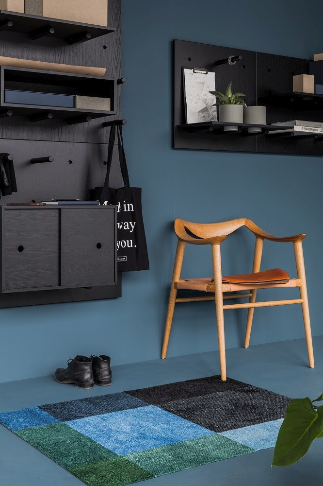 Detailaufnahme einer Mix Heymat Fußmatte in Blau- und Grüntönen im modernen Eingangsbereich.