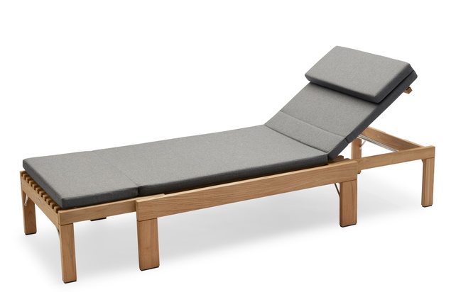 Riviera Sunbed mit grauem Riviera Cushion Sitzkissen von Skagerak by Fritz Hansen für den Outdoor-Bereich.