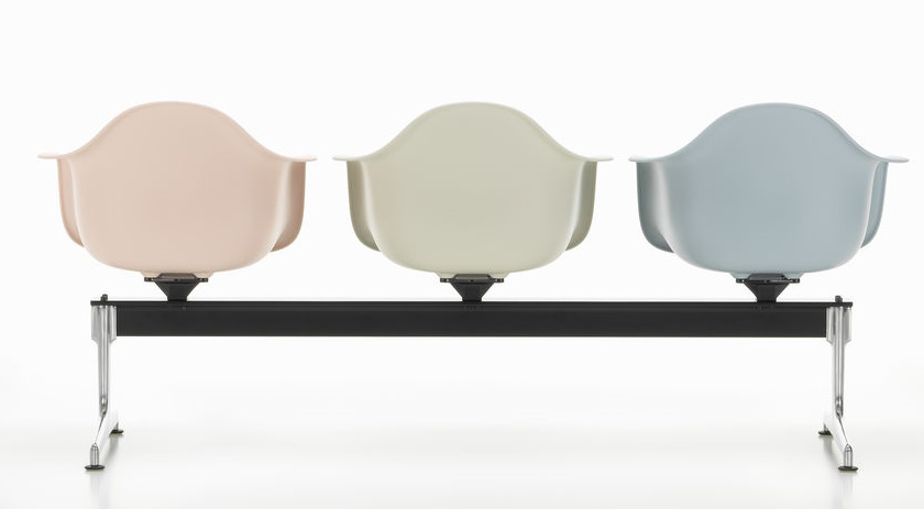 Eames Plastic Armchair RE auf Traverse von Vitra, Ansicht von hinten, verschiedene Farben.