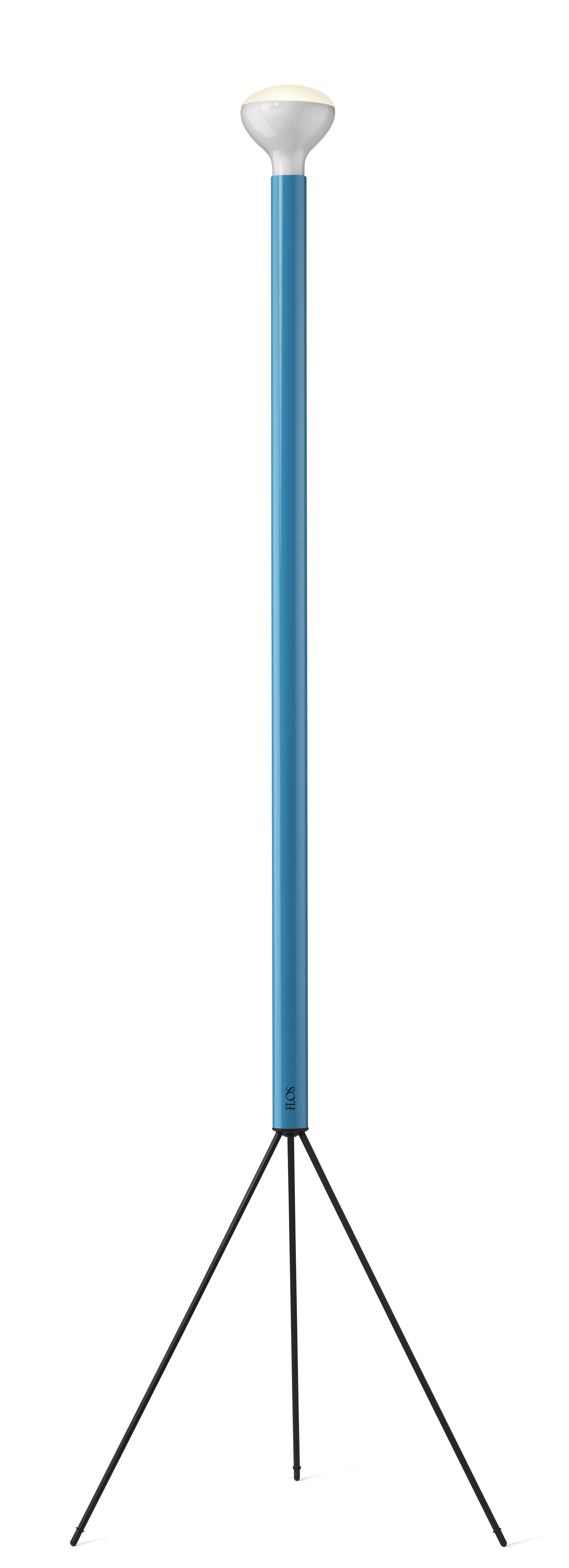 Luminator Stehleuchte von Flos in Hellblau mit schwarzem Stativfuß und weißem Lampenschirm.