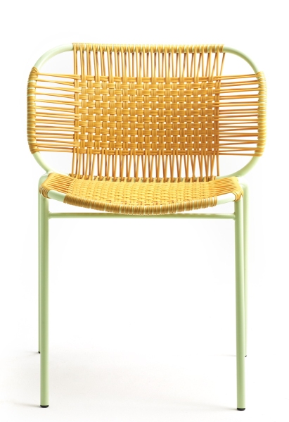 Cielo Stuhl: Stapelbarer Outdoor-Stuhl mit gelbem Webmuster und hellgrünem Metallgestell.
