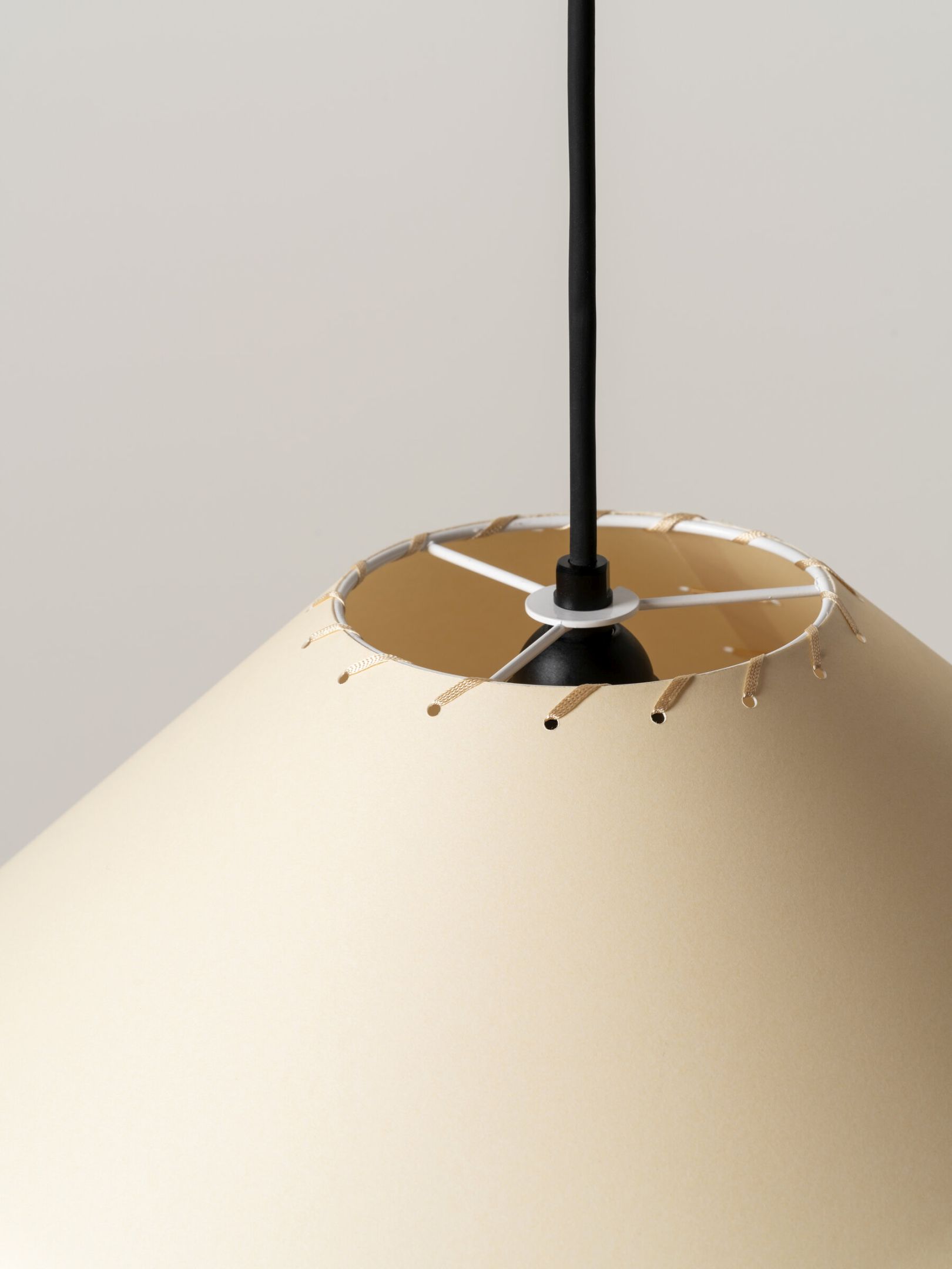 Beige Sísísí Pendelleuchte von Santa & Cole, Ø64cm, für stilvolle Innenraumbeleuchtung.