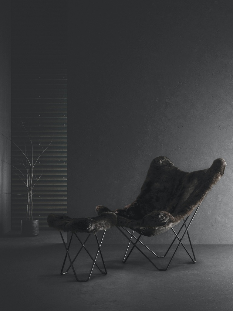 Iceland Mariposa Butterfly Sessel mit Schaffell in Grau und Schwarz mit passendem Hocker.