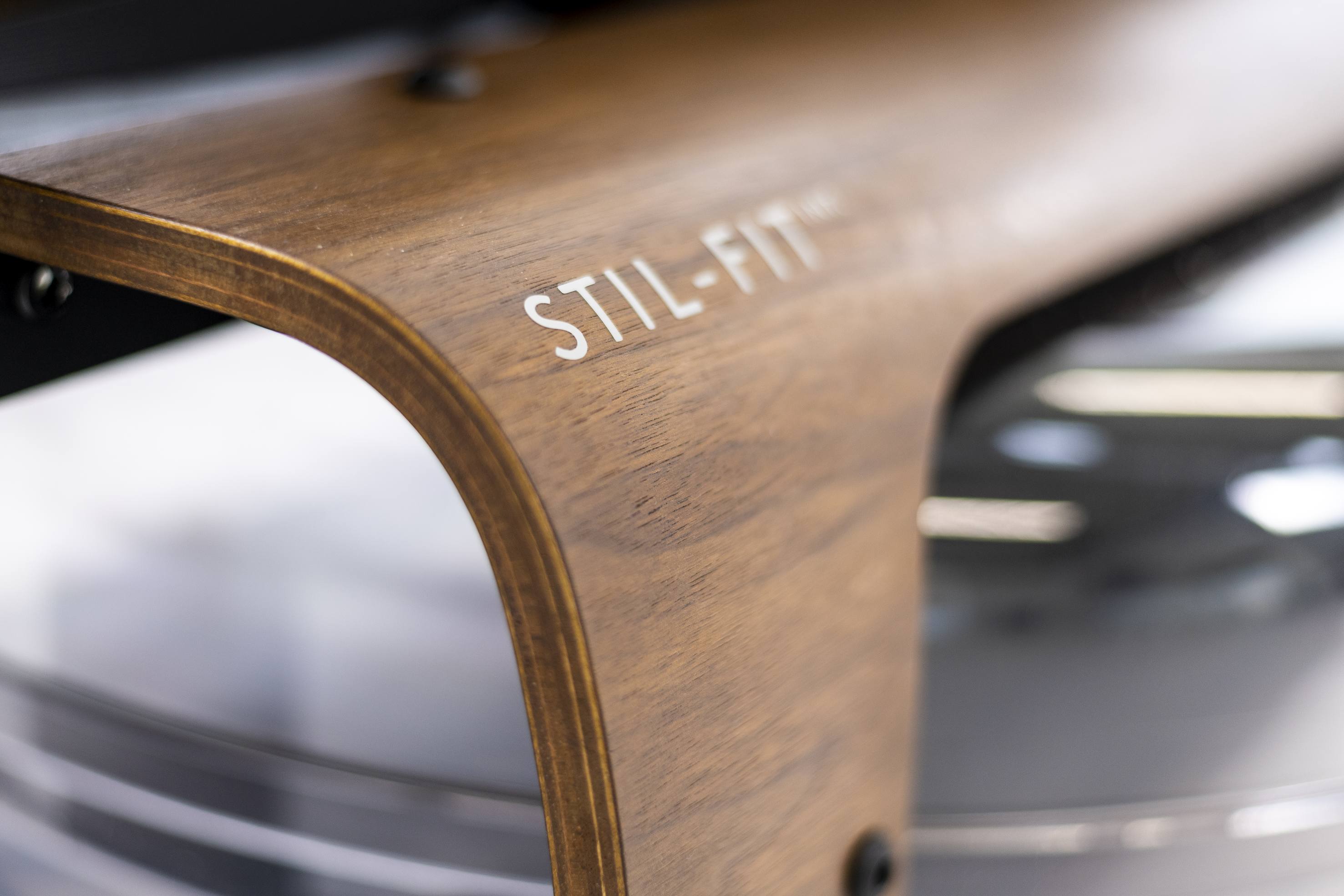 Detailaufnahme des STIL-FIT Rudergeräts aus Holz mit Logo, Fokus auf Design und Verarbeitung.