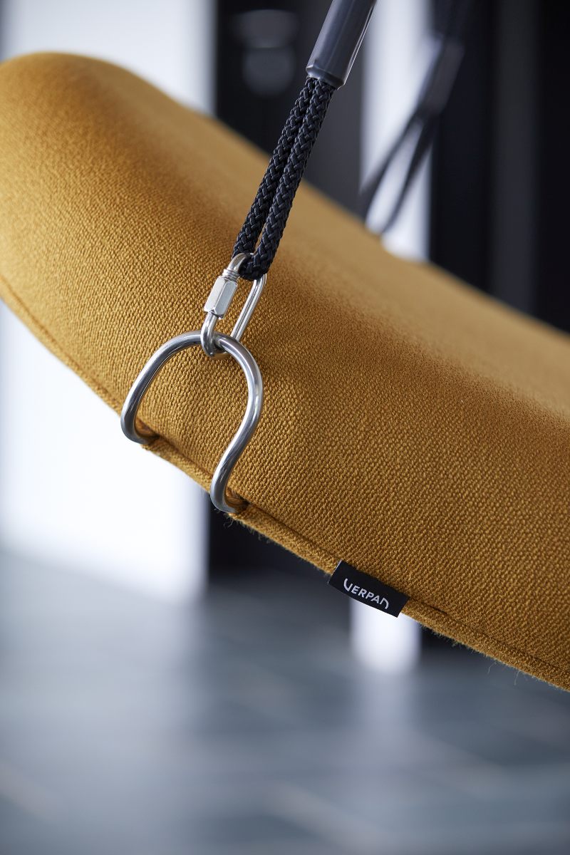Detailaufnahme: Goldener Verpan Schaukelsessel mit Aufhängung, Flying Chair Designmöbel für entspanntes Wohnen.