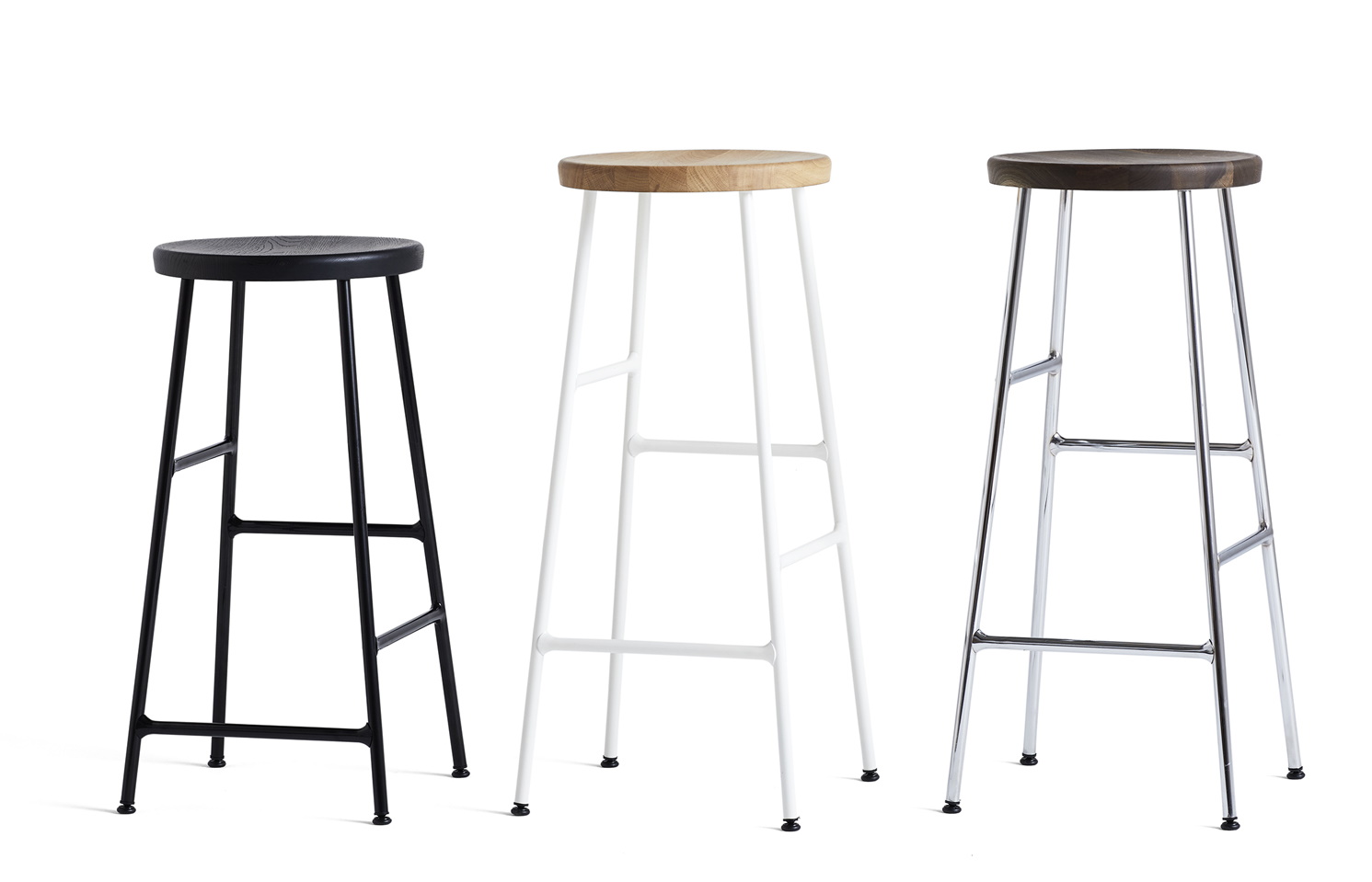 Drei Cornet Bar Stools von Hay in Schwarz, Weiß und Chrom mit Holzsitzen. Barhocker.