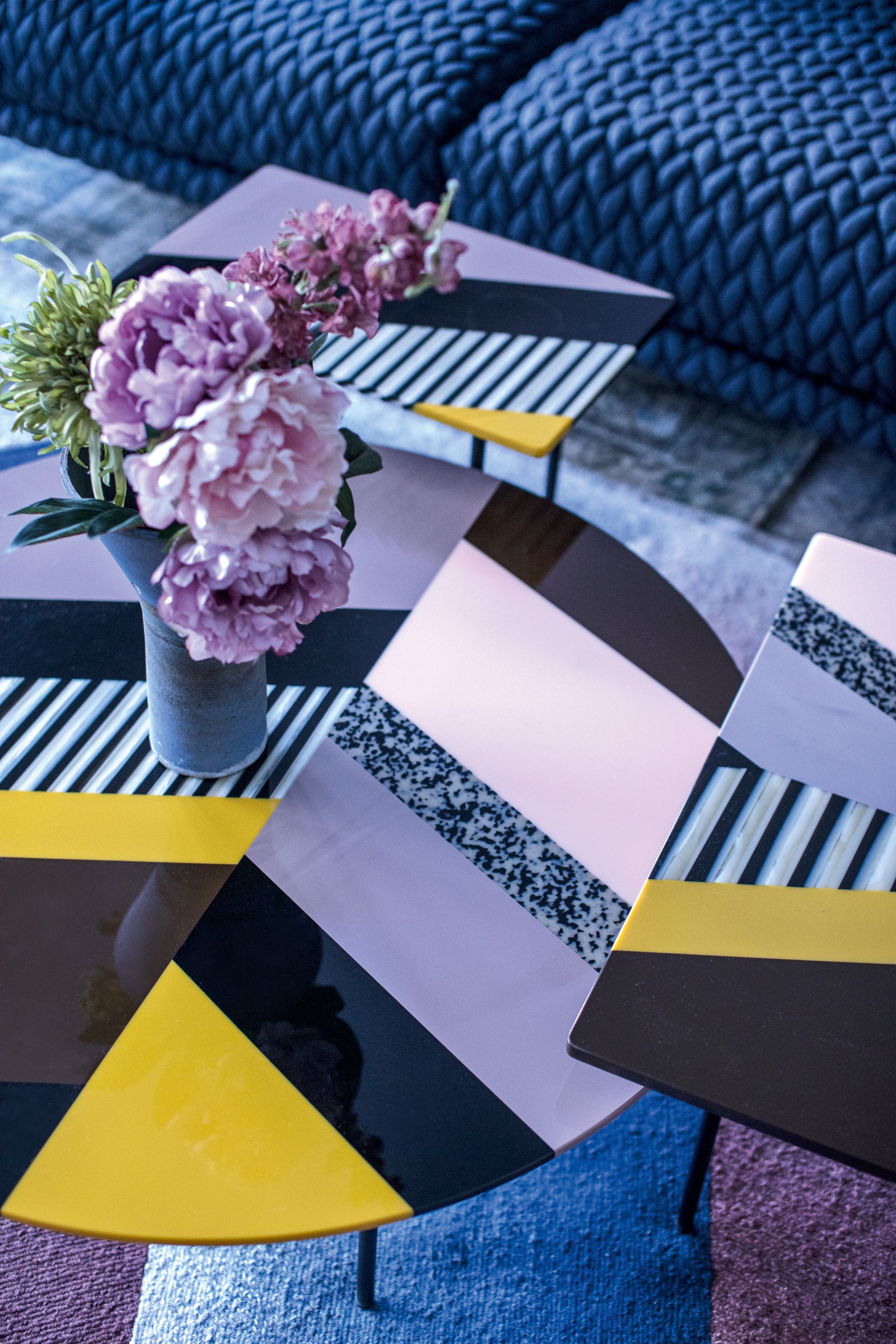 Gelber Fishbone Tisch von Moroso mit Blumen in modernem Interieur, Designmöbel für Wohnzimmer.