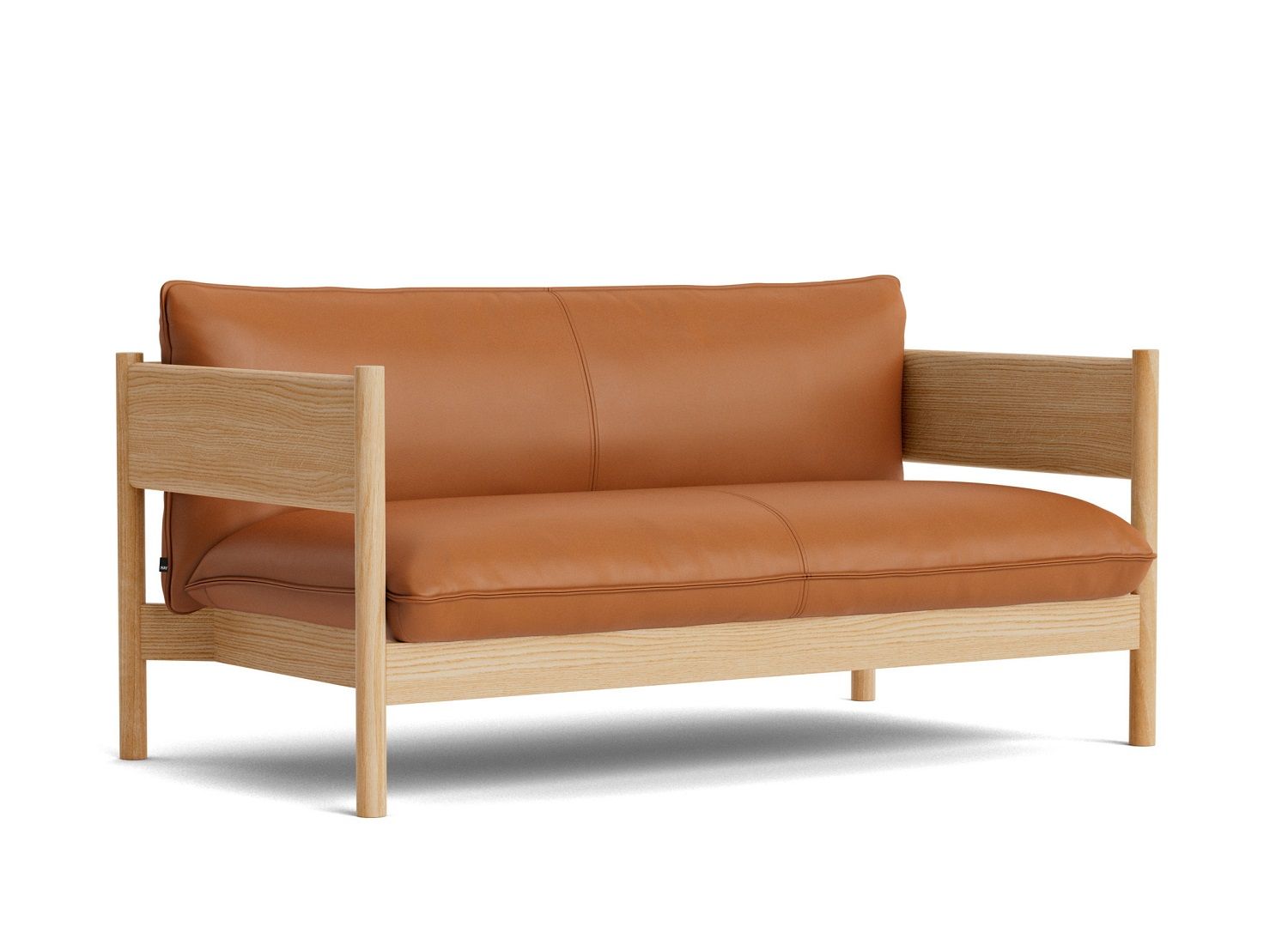 Arbour Sofa von Hay: Zweisitzer Sofa mit hellbraunem Leder und hellem Holzrahmen.