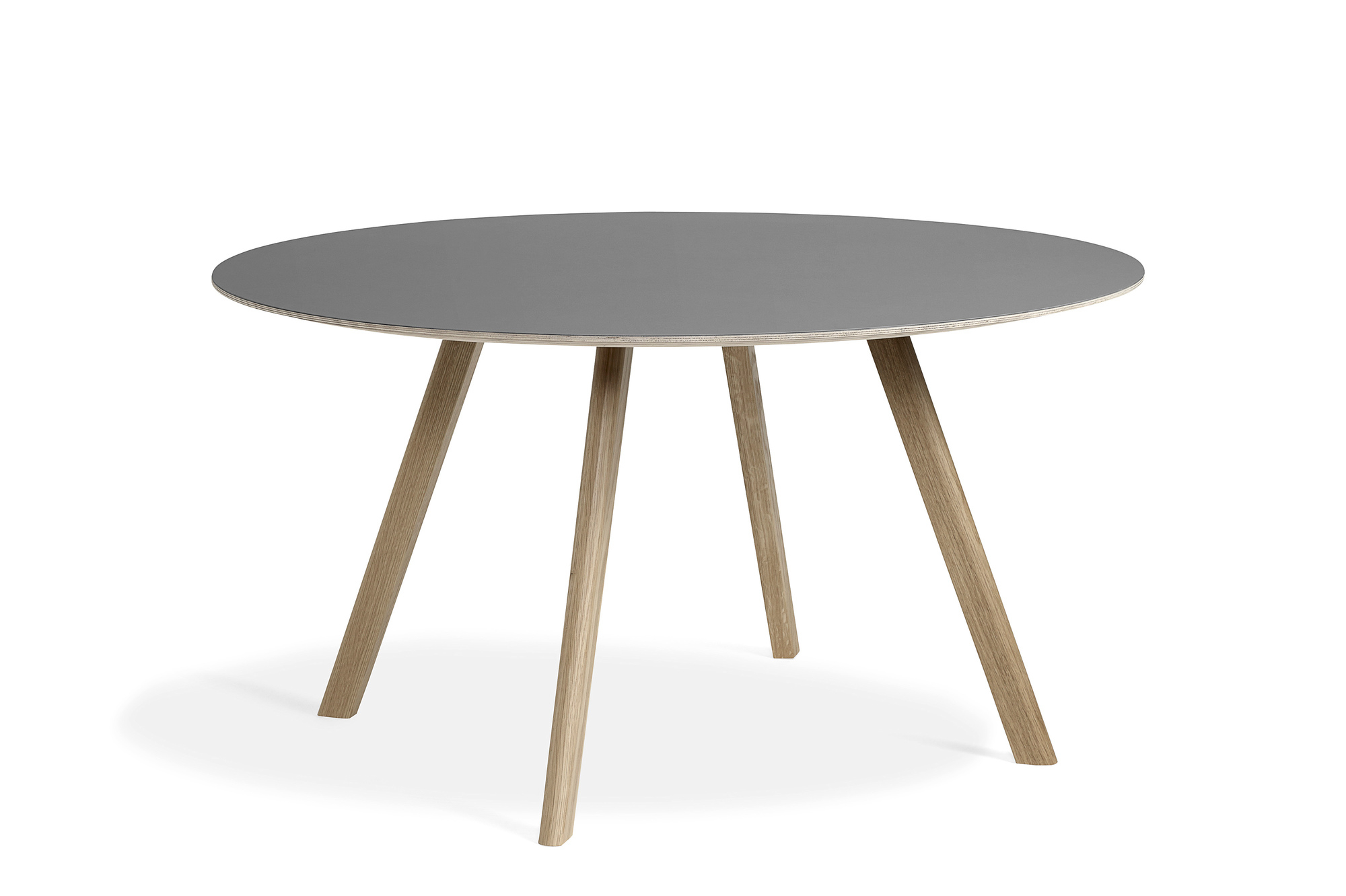 Runder Copenhague Table CPH 25 Tisch von Hay mit grauem Tischblatt und Holzbeinen.