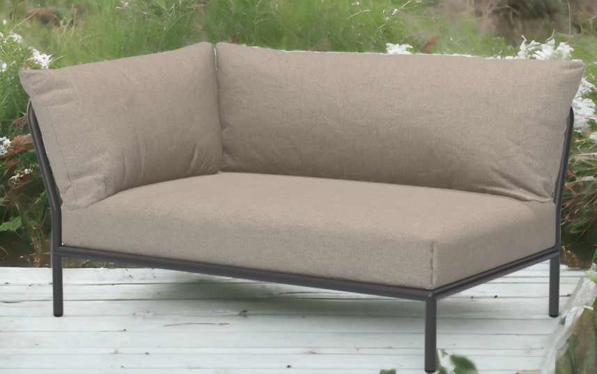 Houe Level 2 Outdoor Sofa Ecke links mit beigen Kissen und dunklem Rahmen.