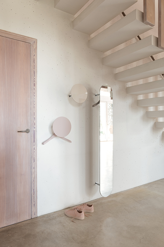 Schönbuch Slot Hängegarderobe: Wandgarderobe mit Spiegel, Hutablage und Kleiderbügel in minimalistischem Design.