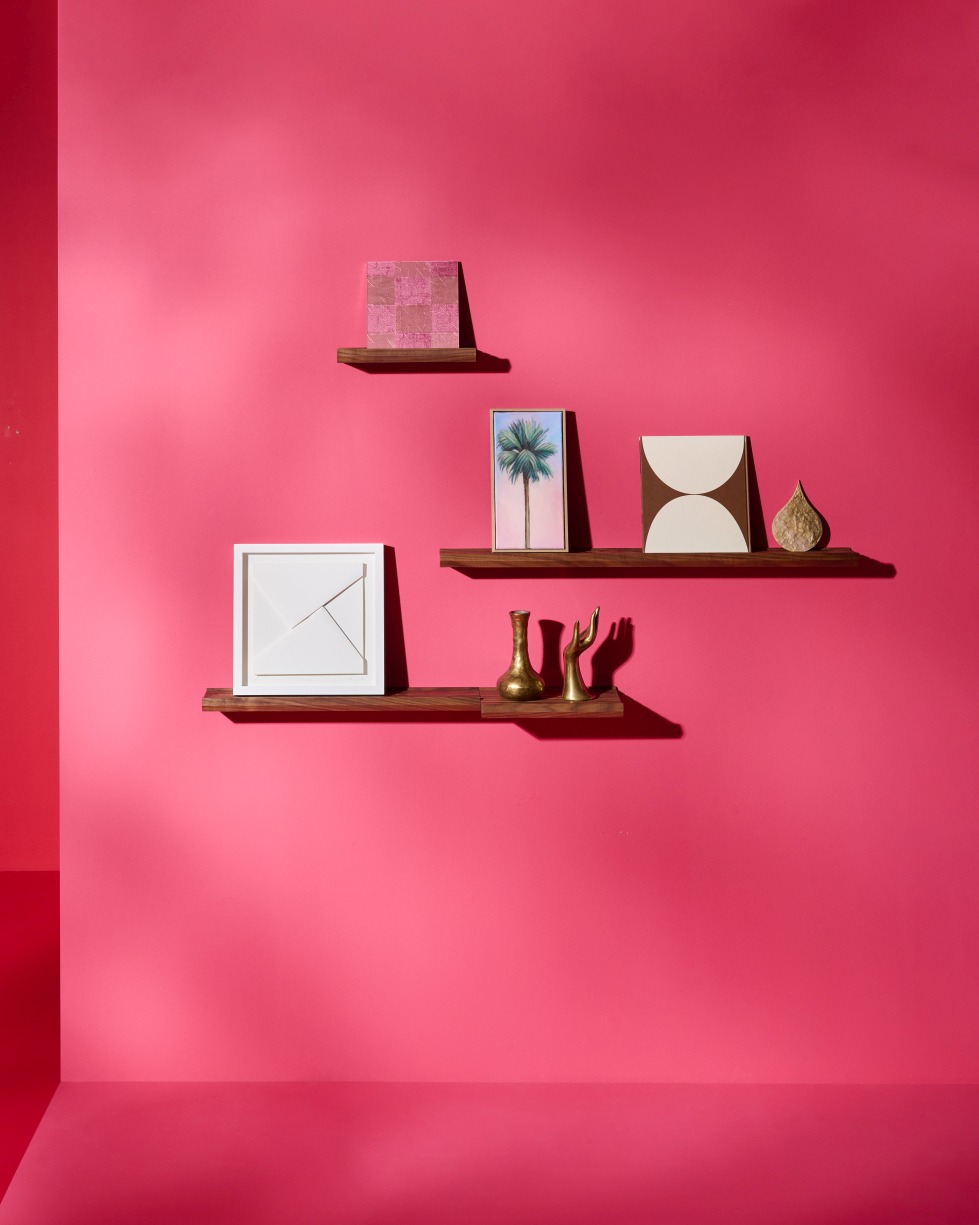 Scena Bilderleiste von Schönbuch: Wandregal aus Holz mit Deko-Elementen an pinker Wand.