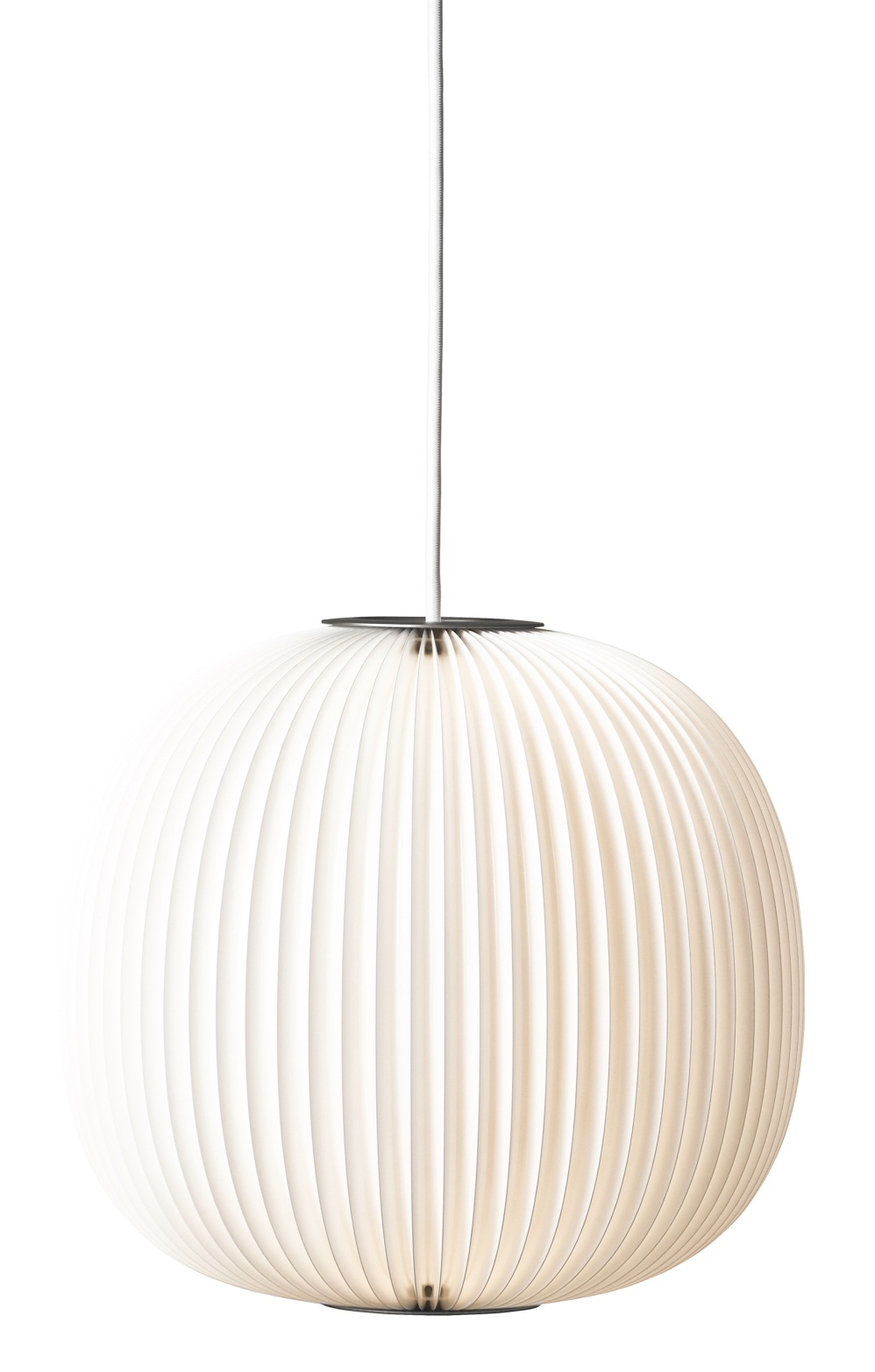 Nahaufnahme der Lamella Pendelleuchte von Le Klint, eine moderne Hängelampe mit plissiertem Schirm.