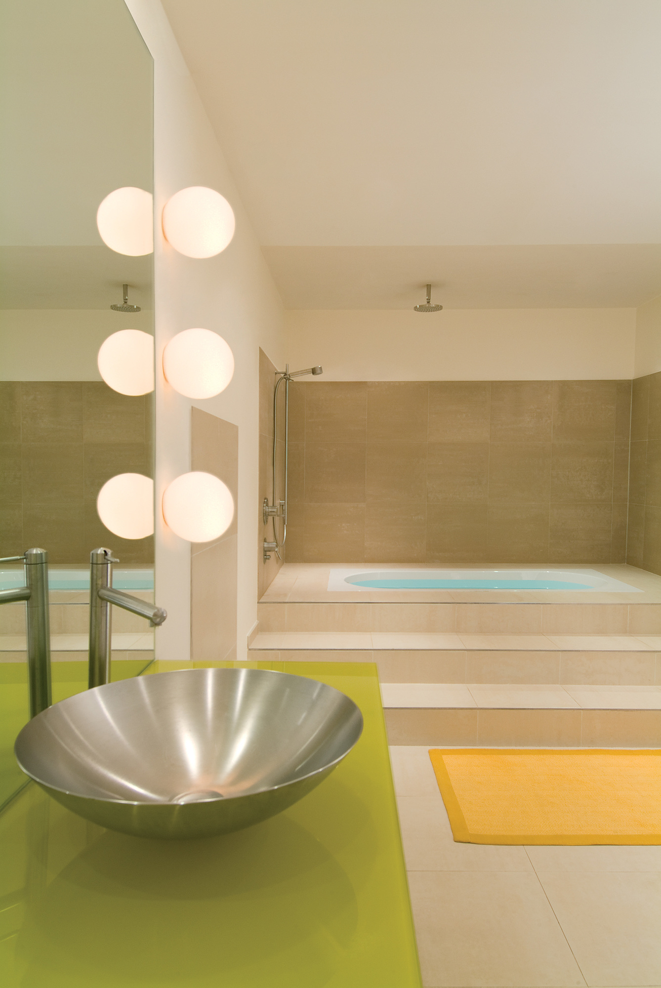 Badezimmer mit Dioscuri Wandleuchte von Artemide, runder Deckenleuchte und modernem Waschbecken.