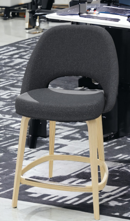 Grauer Saarinen Barhocker mit Holzbeinen, Thekenhöhe 101,5 cm, von Knoll International.
